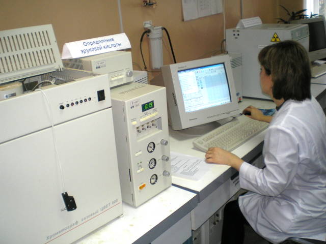 Определение эруковой кислоты на хроматографе «ЦВЕТ‑800». Главный специалист по анализу растений ‑ Журавель Н.В.