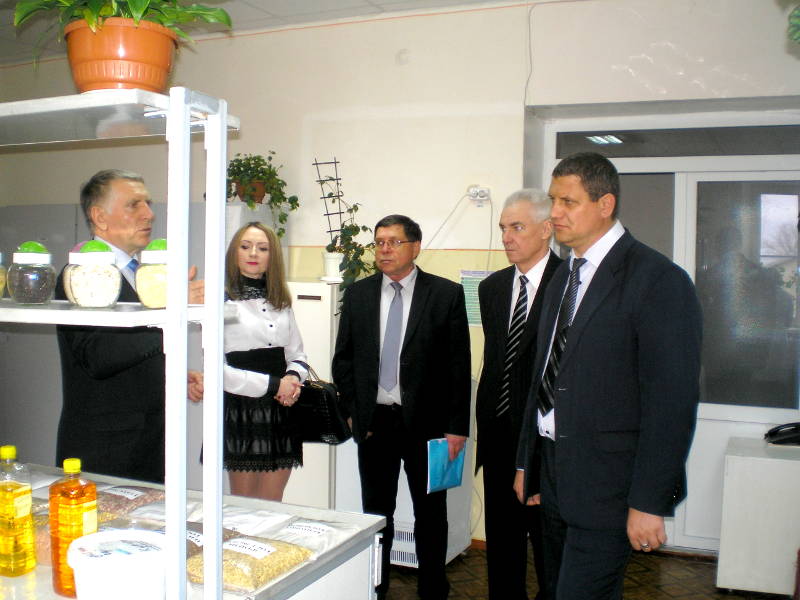 Зам.министр сельского хозяйства Ставропольского края - Егоров В.П. осматривает испытательную лабораторию