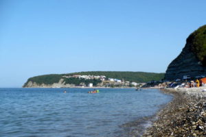 Побережье Новомихайловки, вид на правую стороную пляжа