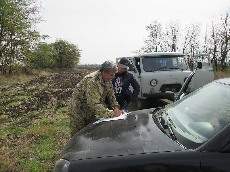 Главный агрохимик отдела МПП Давыскиба А.А. разбивает карту отбора совместно с фермером