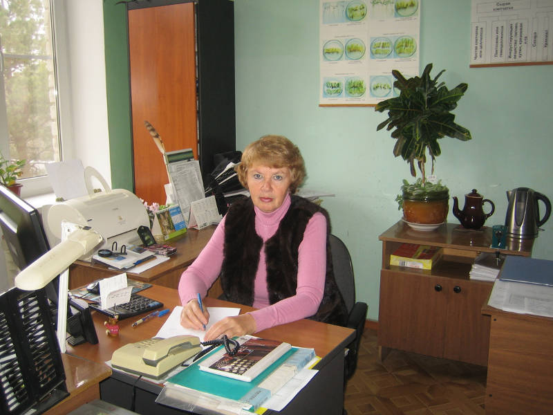 Главный агрохимик отдела применения удобрений и опытов Кузьминова Н.В. обобщает информацию по применению удобрений