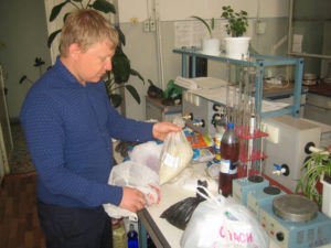 Агрохимик отдела применения удобрений Фильчев М.И. сдает образцы минеральных удобрений в аналитический отдел